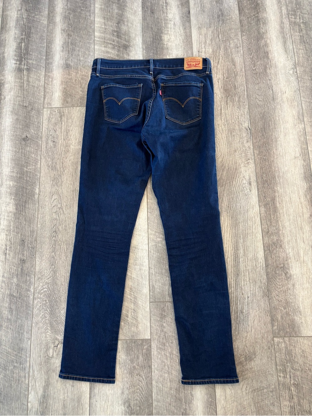 Levi's Women’s Dark Wash Straight Leg Jeans size 31